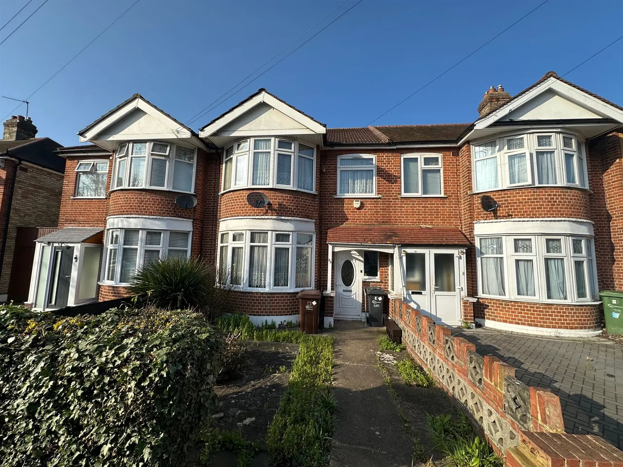 3 bed house for sale — HAVERING GARDENS, Romford, Essex RM6 5AA