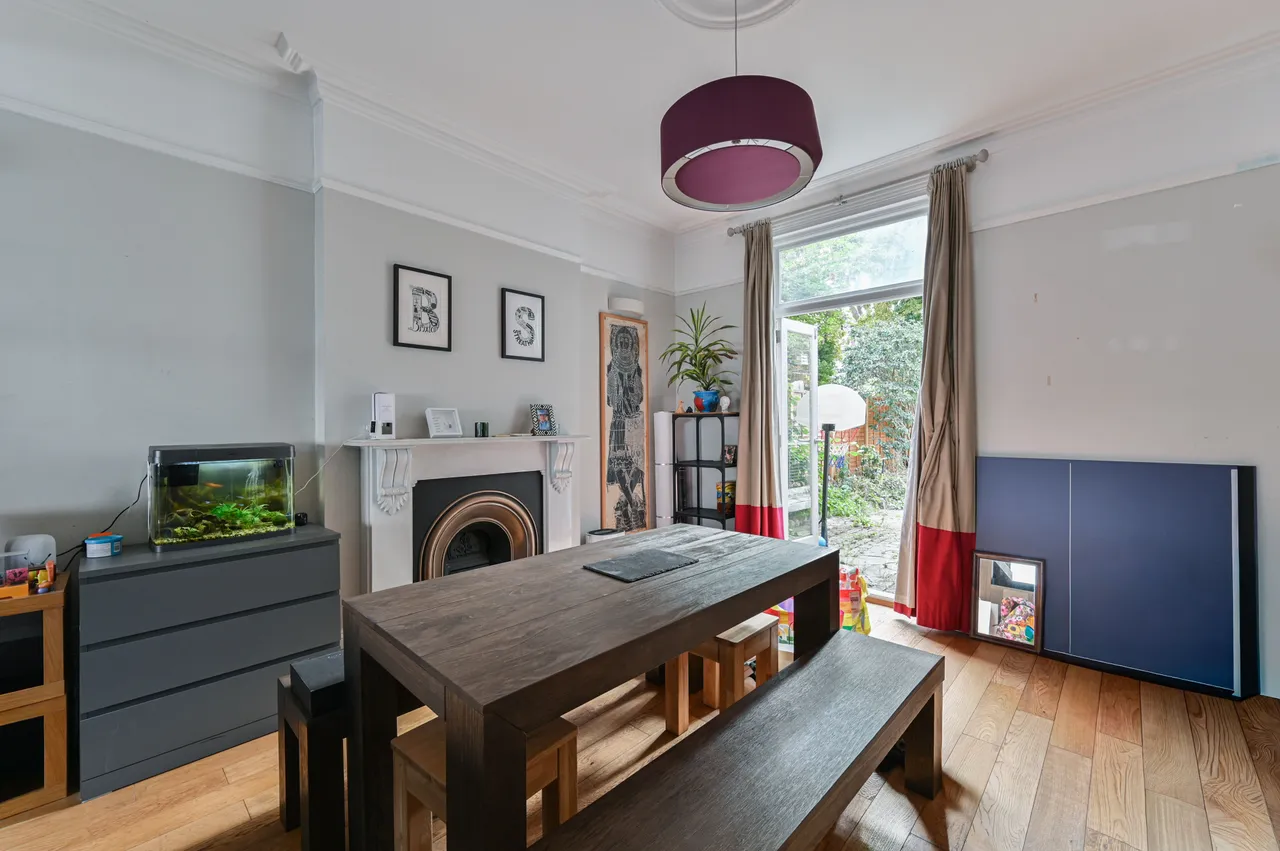 86 Greyhound Lane, London, photo 3