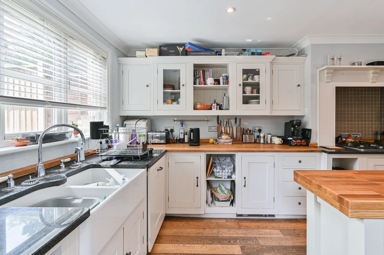 86 Greyhound Lane, London, photo 4