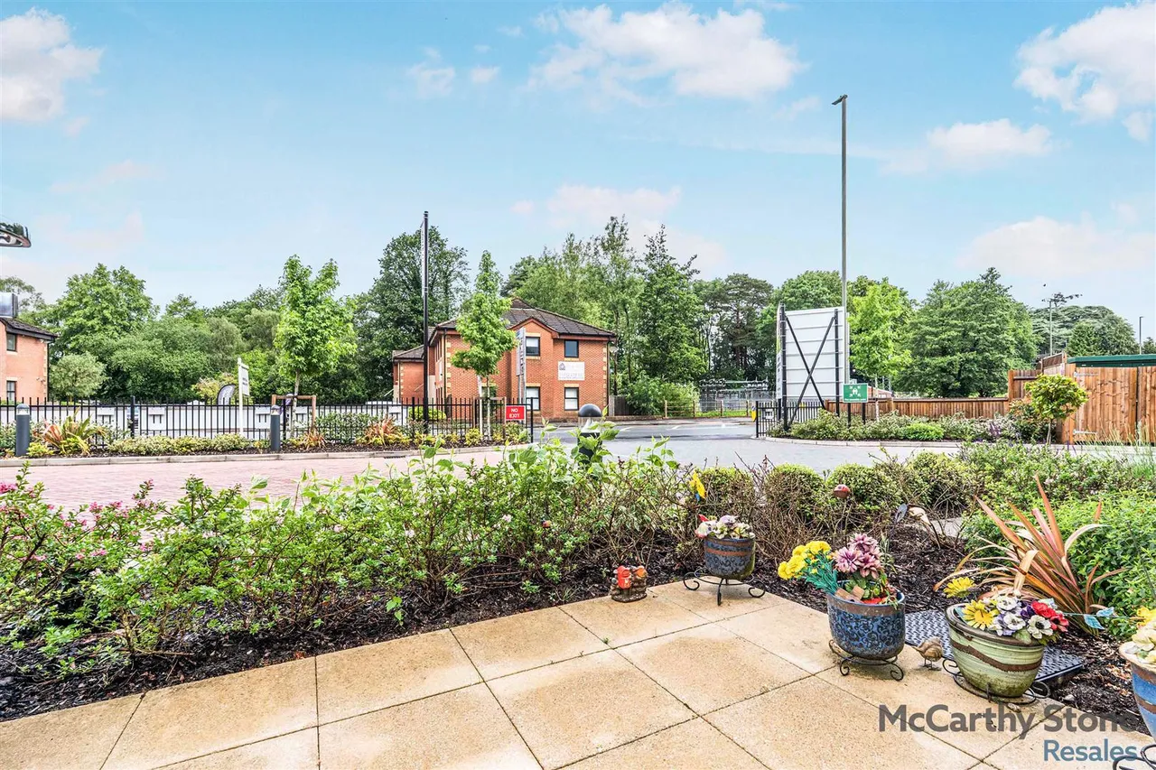 London Road, Bagshot, GU19, photo 9