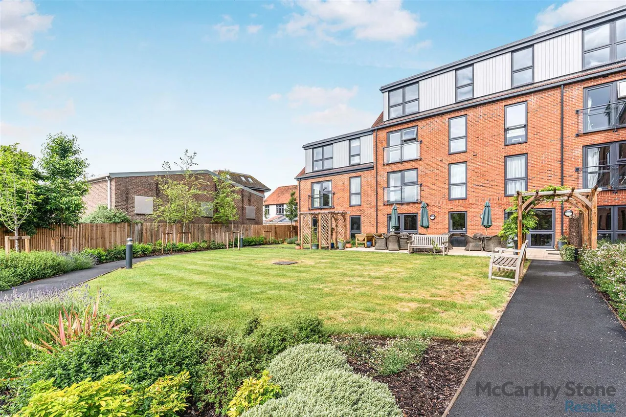London Road, Bagshot, GU19, photo 3
