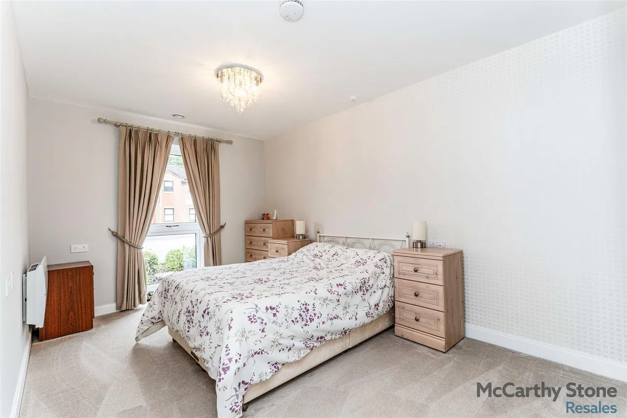 London Road, Bagshot, GU19, photo 6