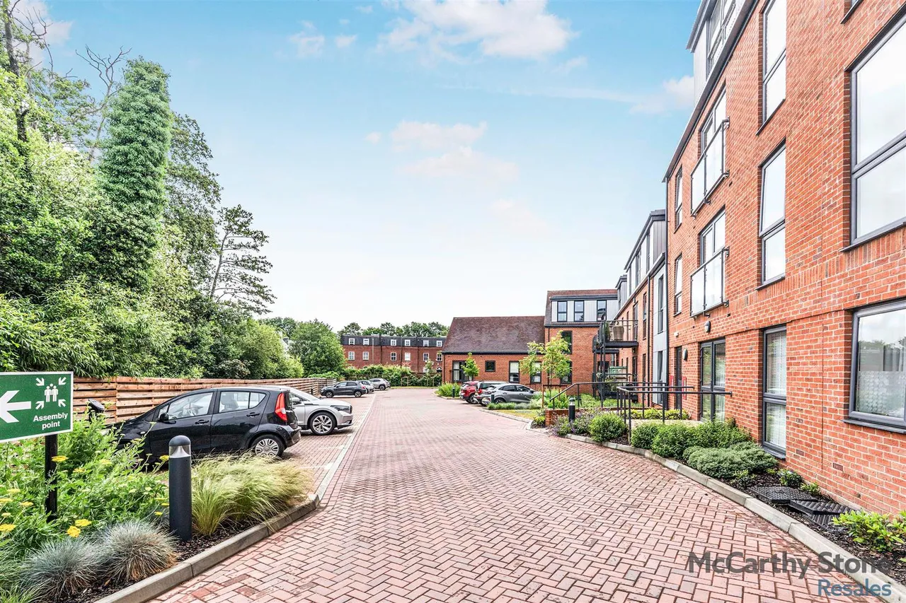 London Road, Bagshot, GU19, photo 14