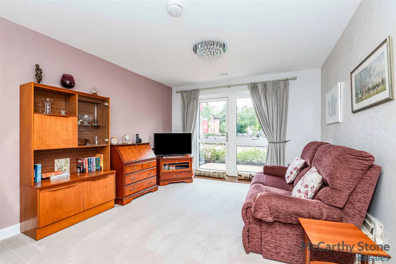 1 bed flat for sale, London Road, Bagshot, GU19