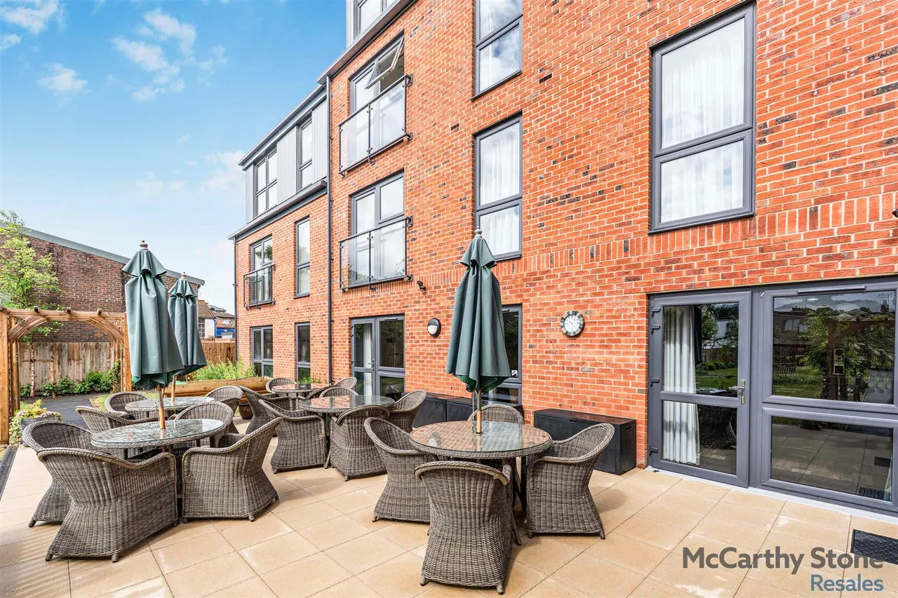 London Road, Bagshot, GU19, photo 5