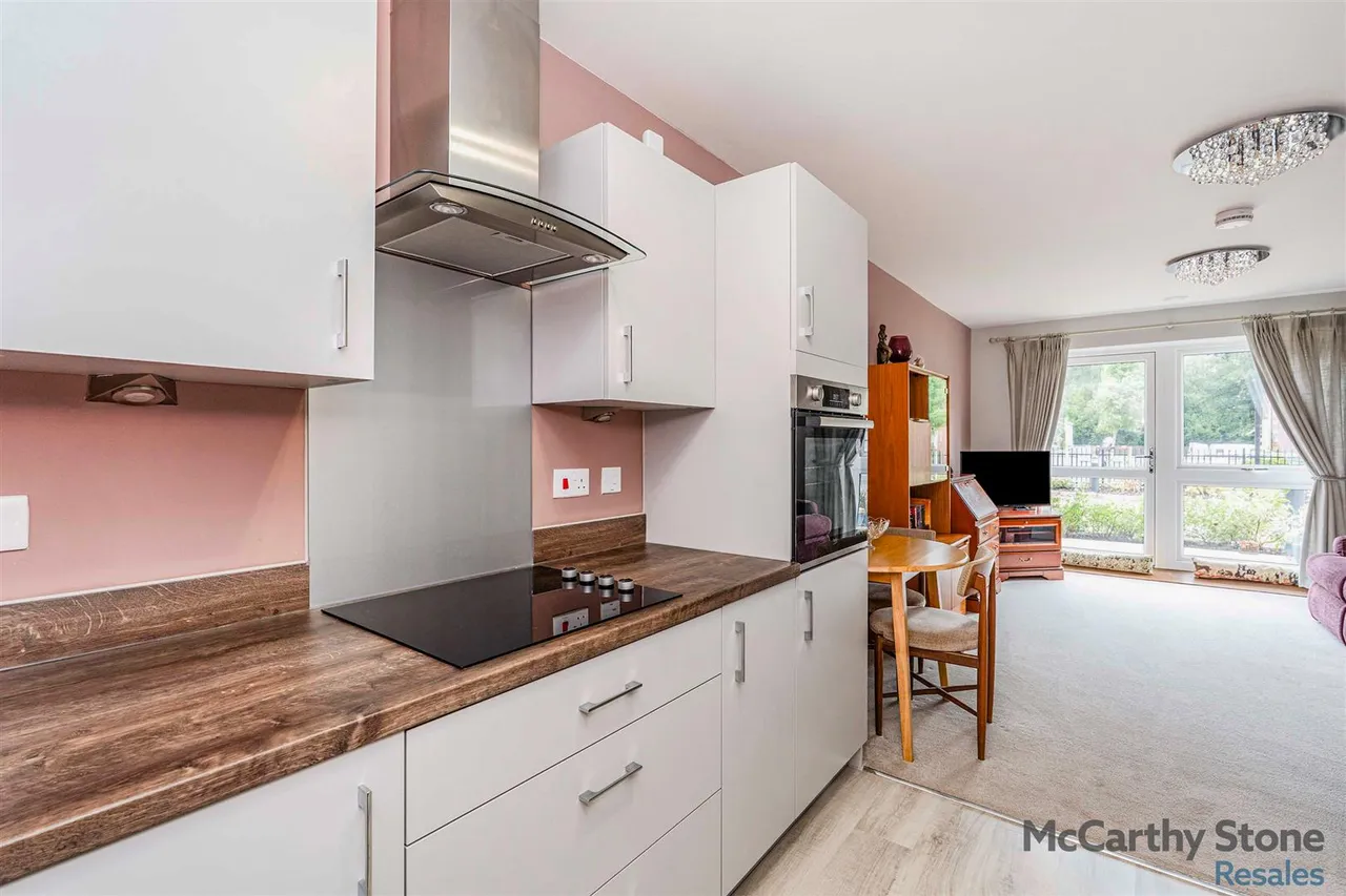 London Road, Bagshot, GU19, photo 13
