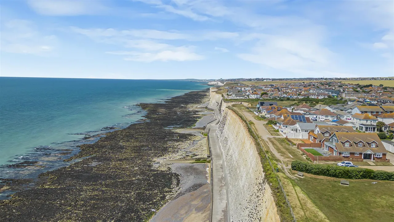 Roderick Avenue, Peacehaven, photo 40