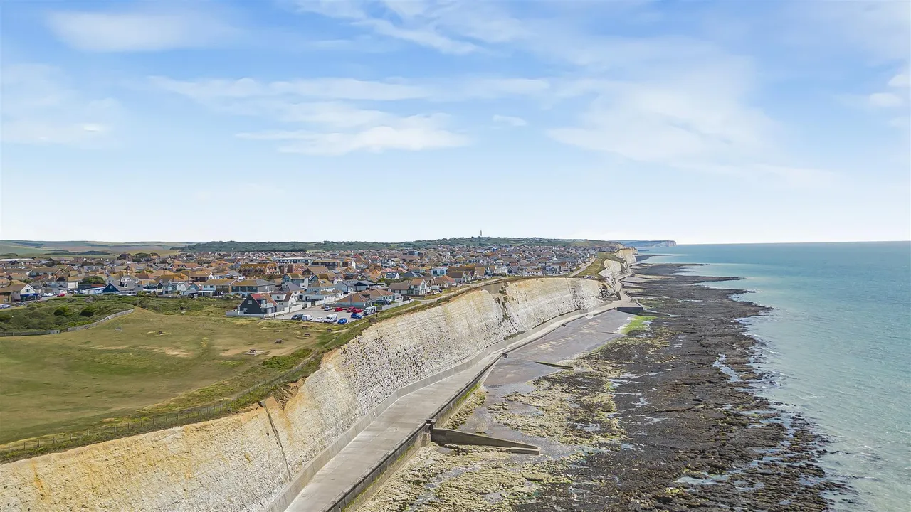 Roderick Avenue, Peacehaven, photo 34