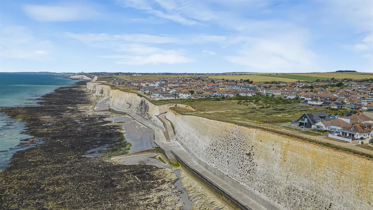 Roderick Avenue, Peacehaven, photo 27