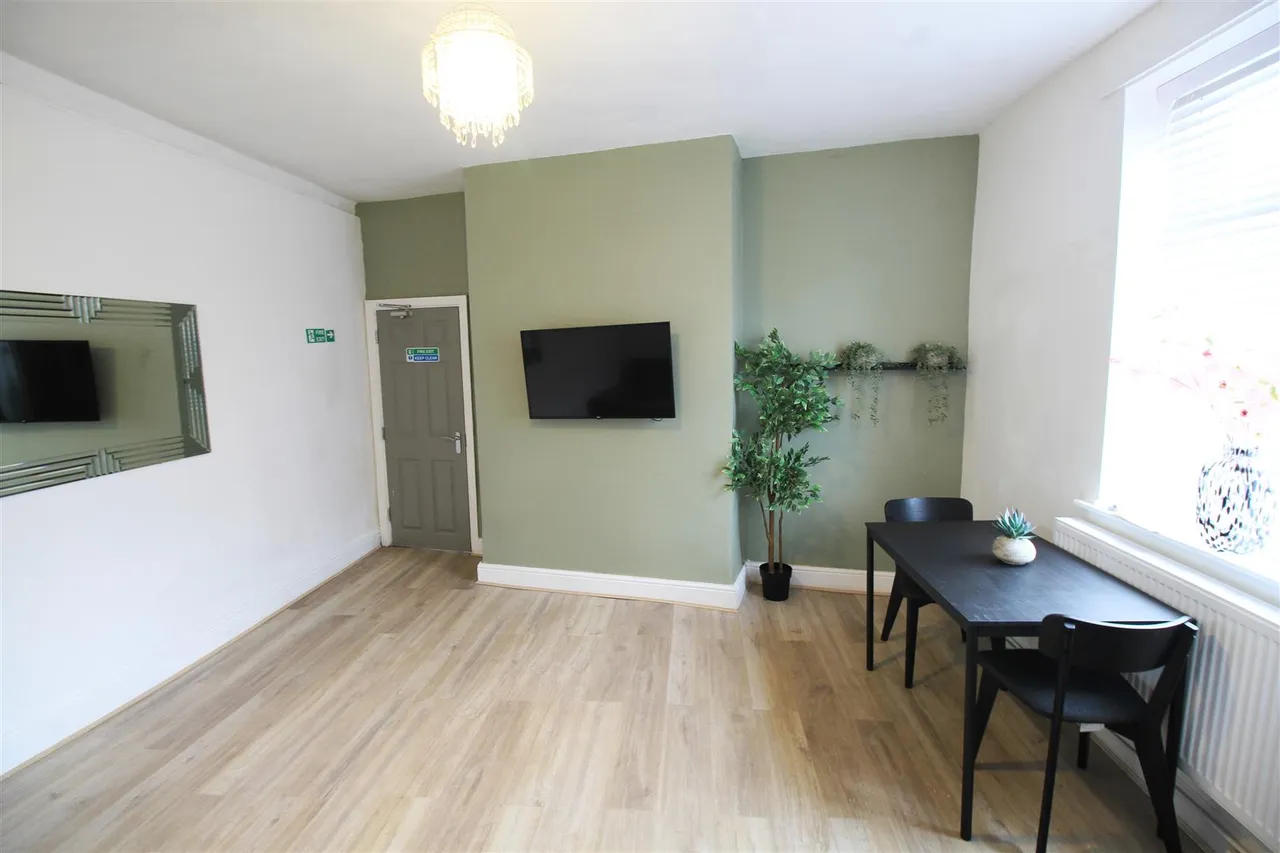 Shaw Road, Royton, photo 4