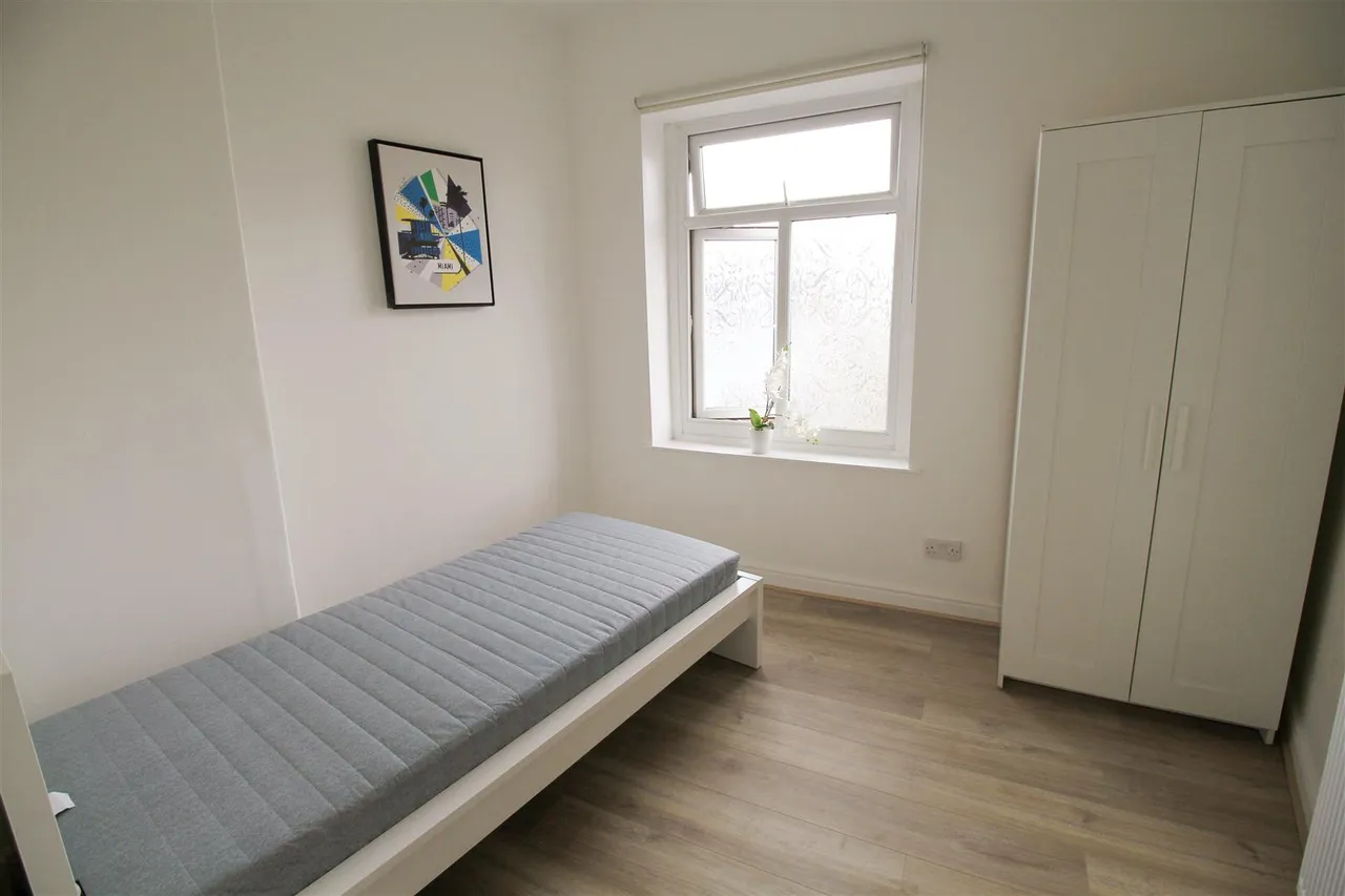 Shaw Road, Royton, photo 2