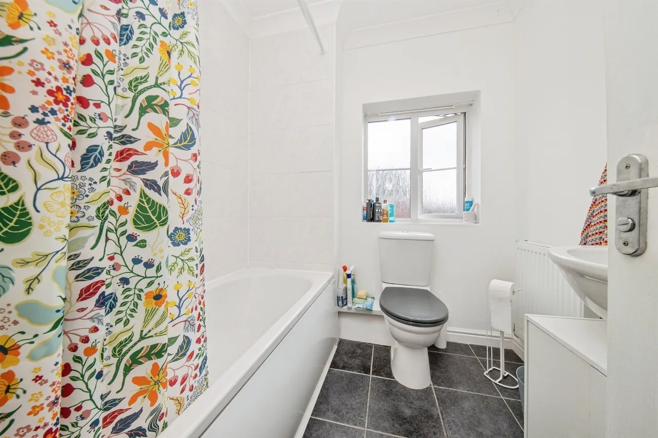 Grantham Avenue, Great Cornard, CO10, photo 12