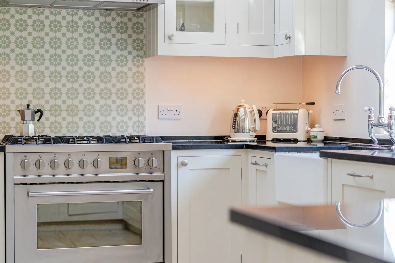 Raleigh Drive, Claygate, KT10, photo 8