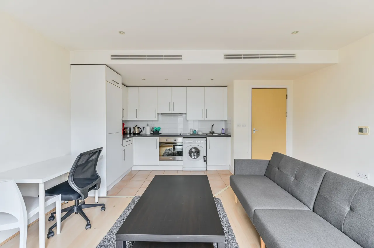 Apartment 195 Warwick Building Chelsea Bridge Wharf, 366 Queenstown Road, London, photo 3