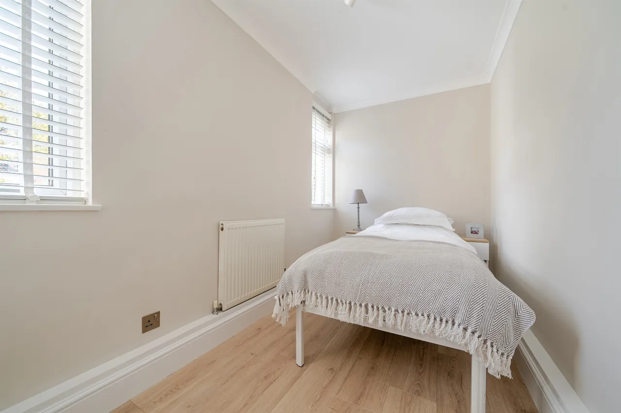 Winchester Close, ENFIELD, photo 8