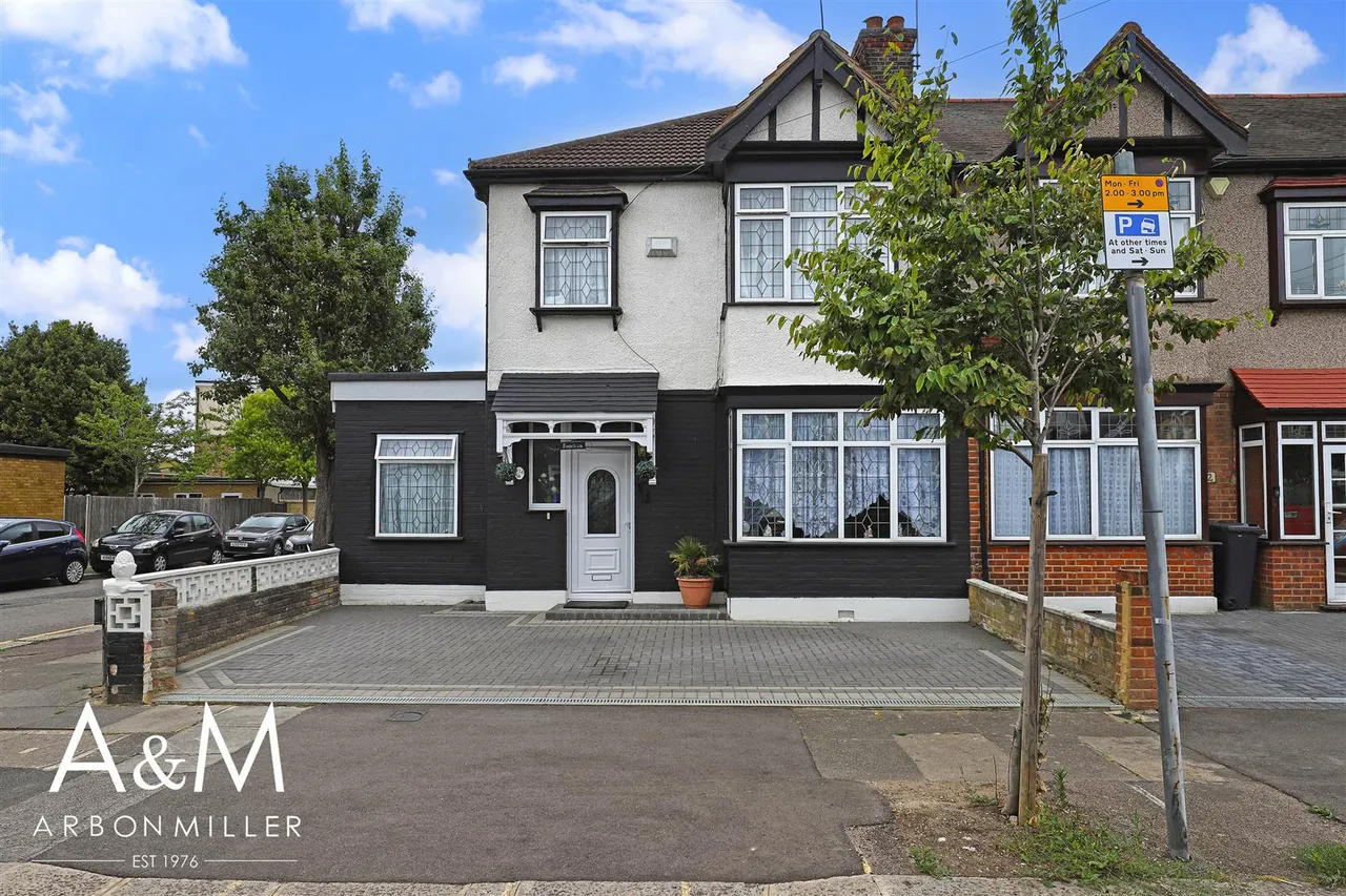 3 bed property for sale — Trinity Road, Barkingside, Essex, Ilford, IG62BQ