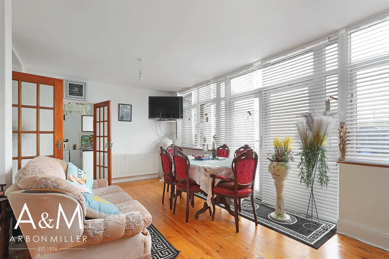 Trinity Road, Barkingside, Essex, Ilford, IG62BQ, photo 2
