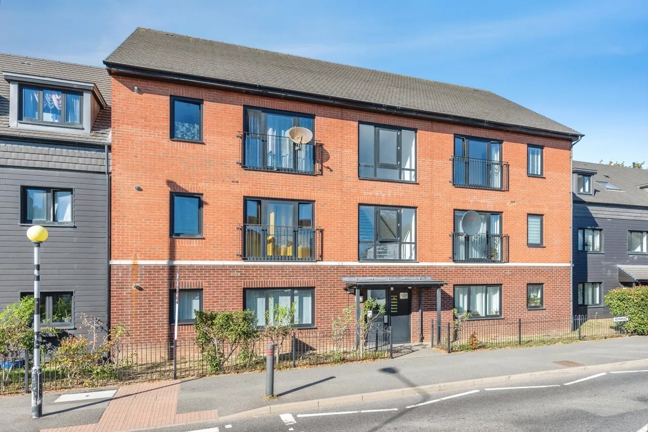 2 bed flat for sale, London Road, Grays, RM20