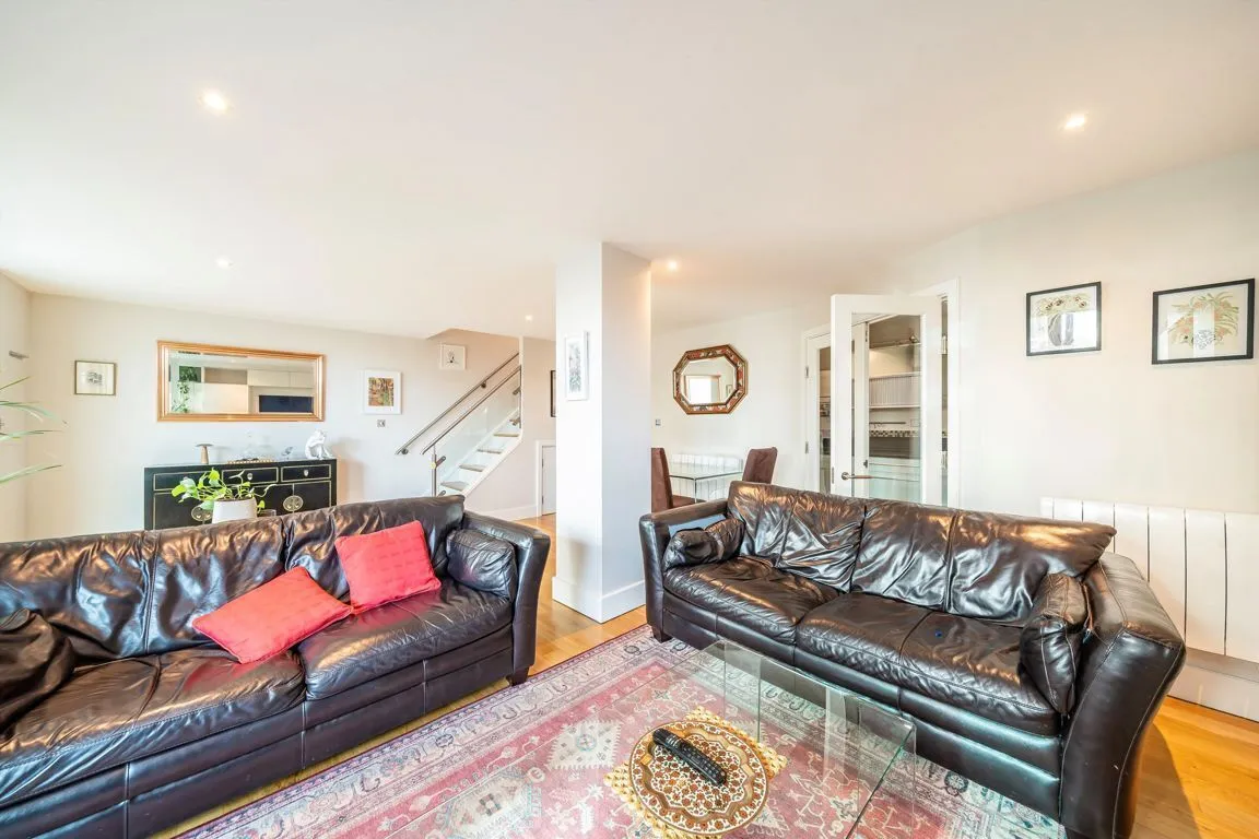 2 bed flat to rent — St. George Wharf, London
