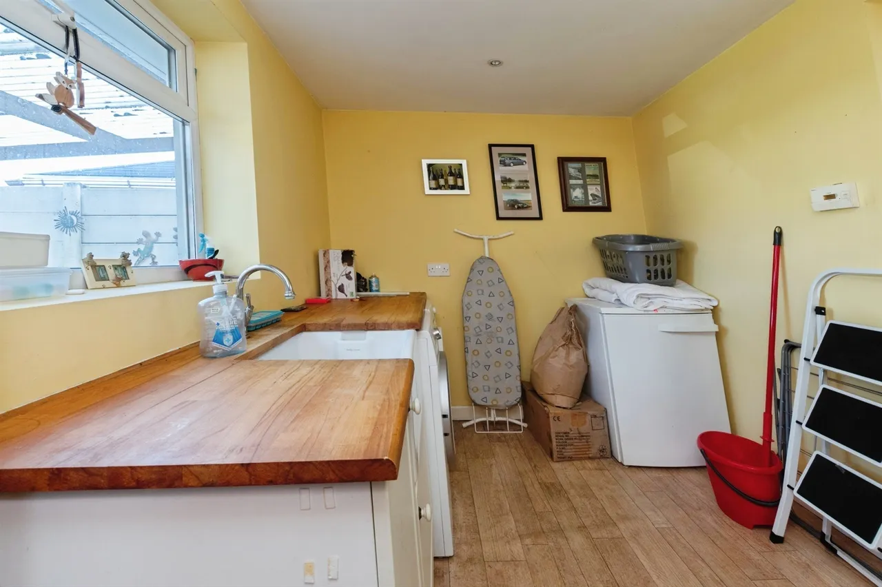Christchurch Road, West Parley, Ferndown, photo 7