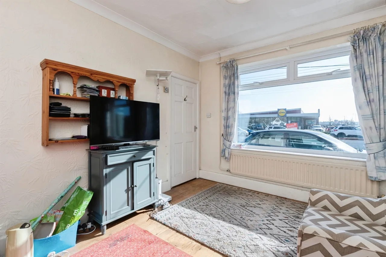 Christchurch Road, West Parley, Ferndown, photo 8