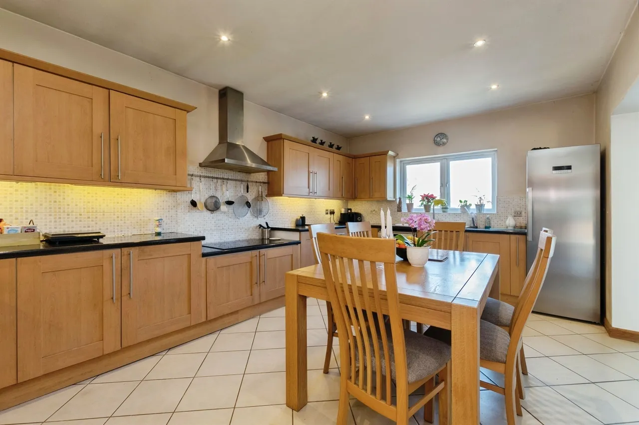 Christchurch Road, West Parley, Ferndown, photo 5