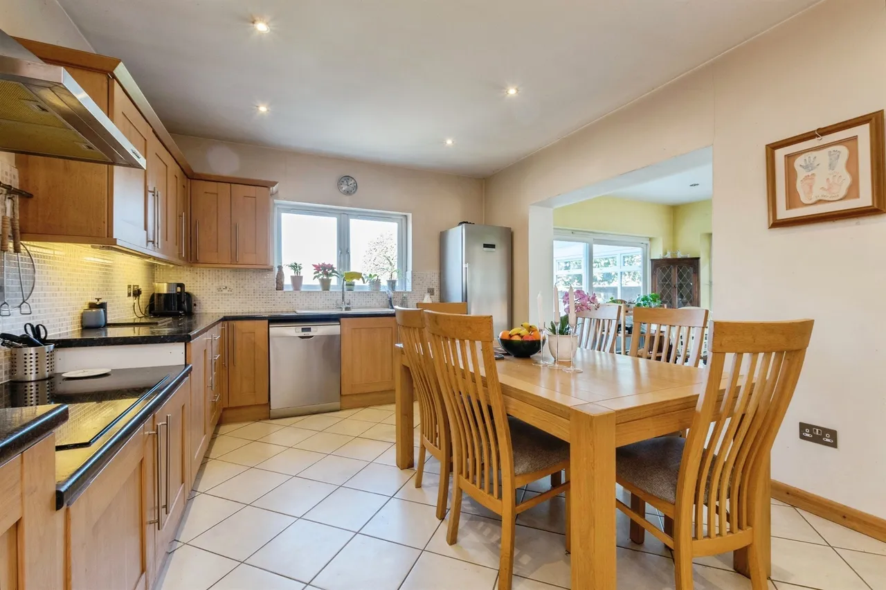 Christchurch Road, West Parley, Ferndown, photo 4