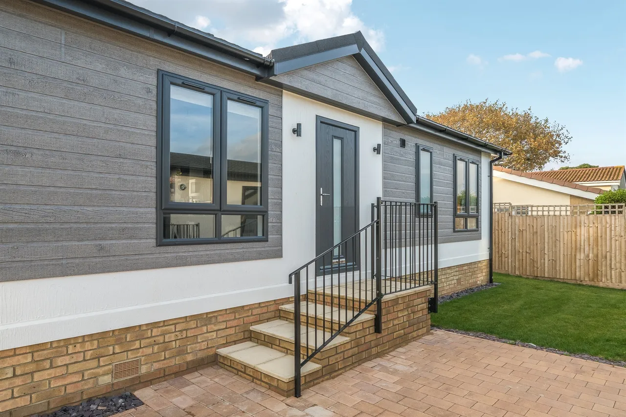 Wick Lane, Christchurch, BH6, photo 2
