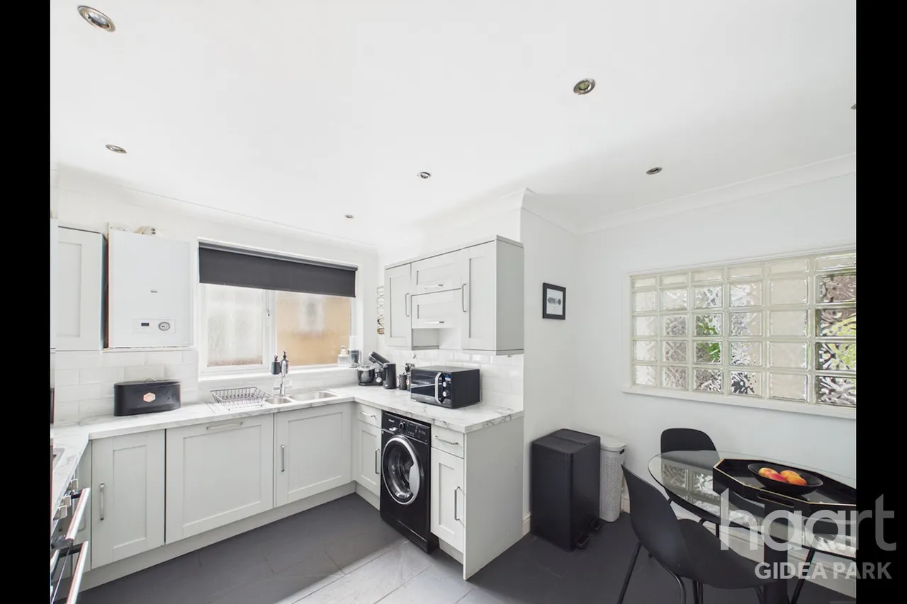 Lodge Avenue, Gidea Park, RM2, photo 2