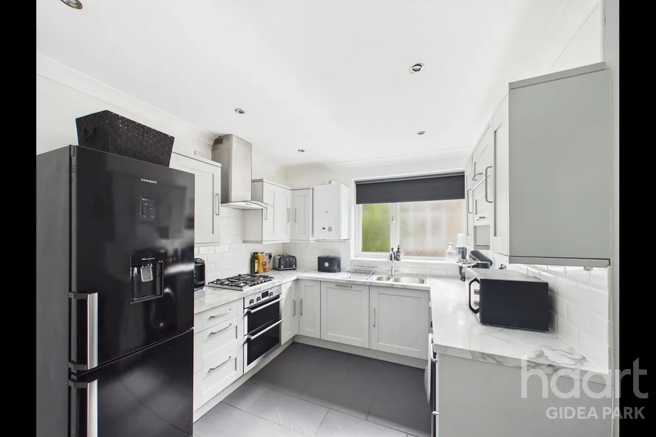 Lodge Avenue, Gidea Park, RM2, photo 7