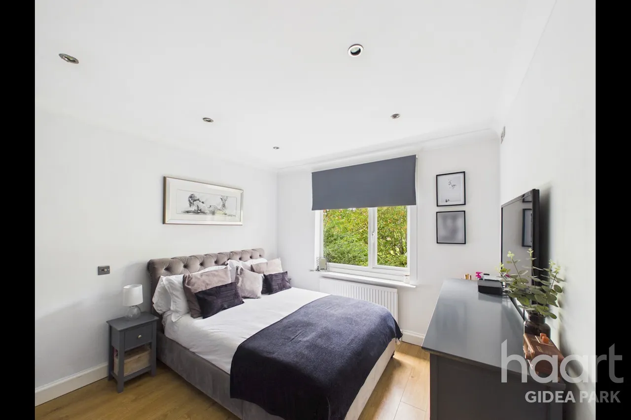 Lodge Avenue, Gidea Park, RM2, photo 9
