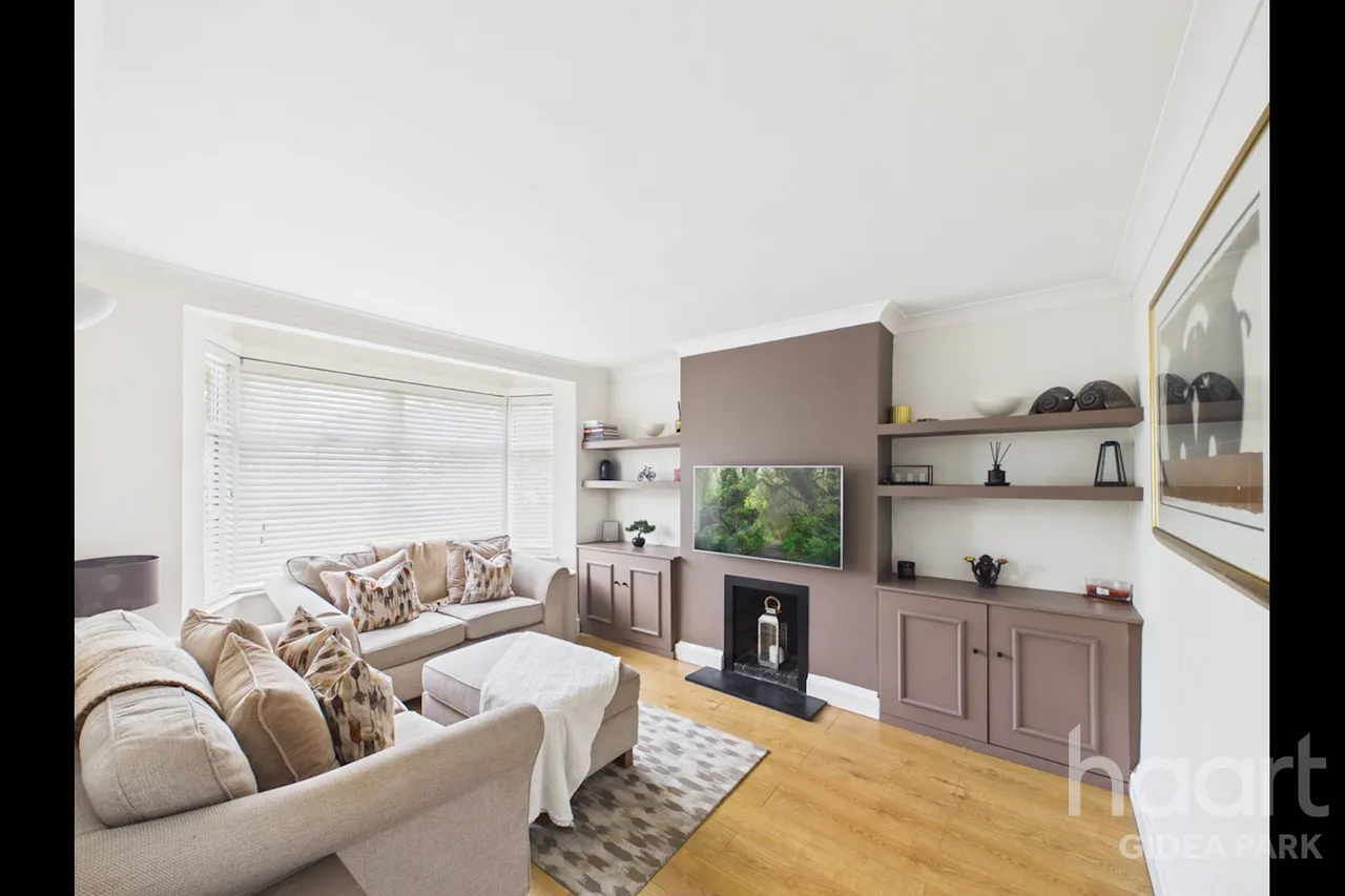 Lodge Avenue, Gidea Park, RM2, photo 8