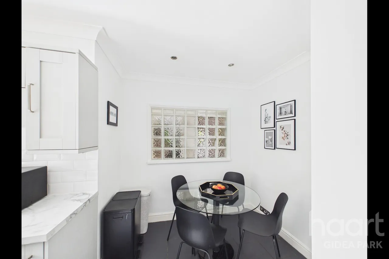 Lodge Avenue, Gidea Park, RM2, photo 6