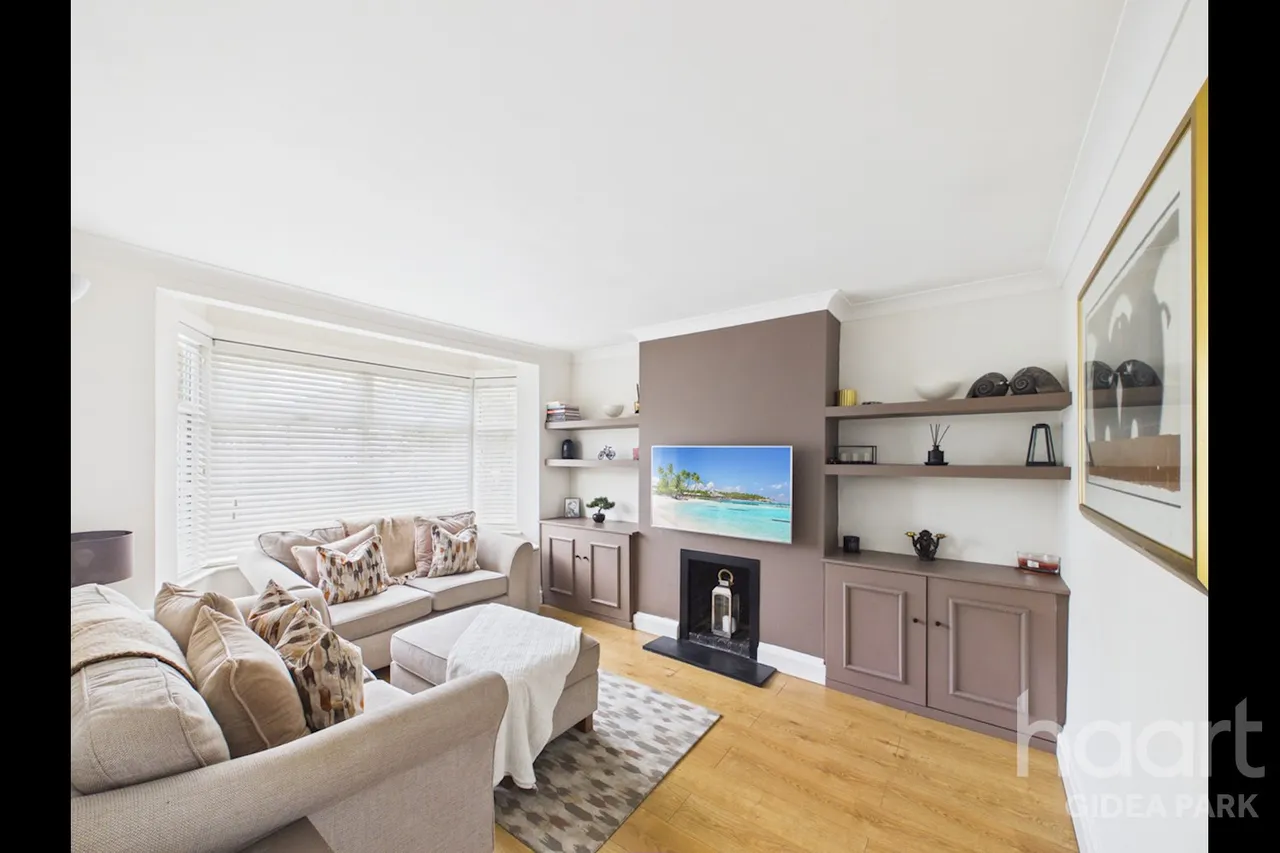 3 bed flat for sale, Lodge Avenue, Gidea Park, RM2