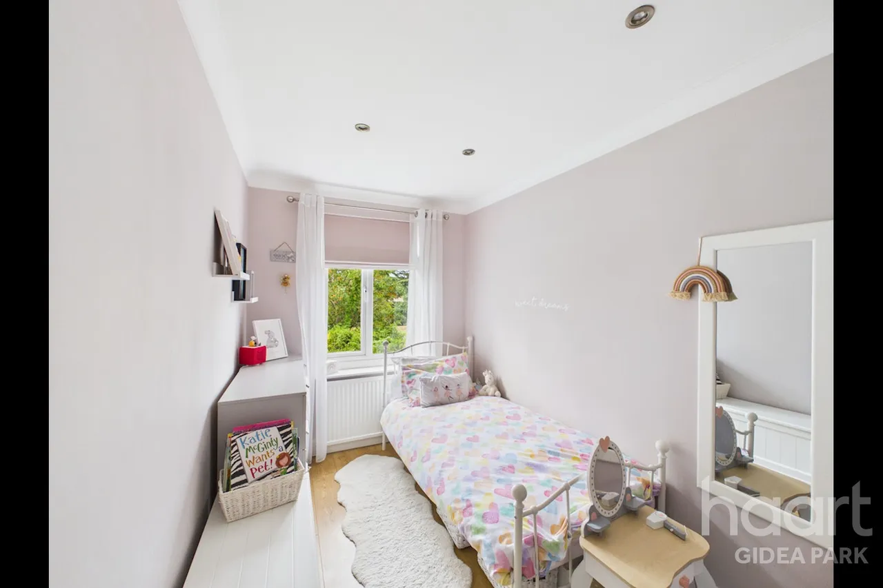 Lodge Avenue, Gidea Park, RM2, photo 10