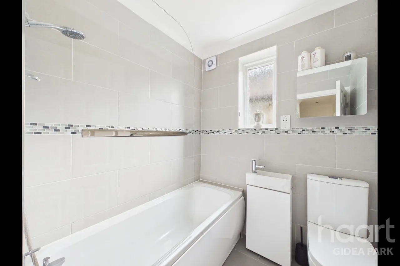 Lodge Avenue, Gidea Park, RM2, photo 12