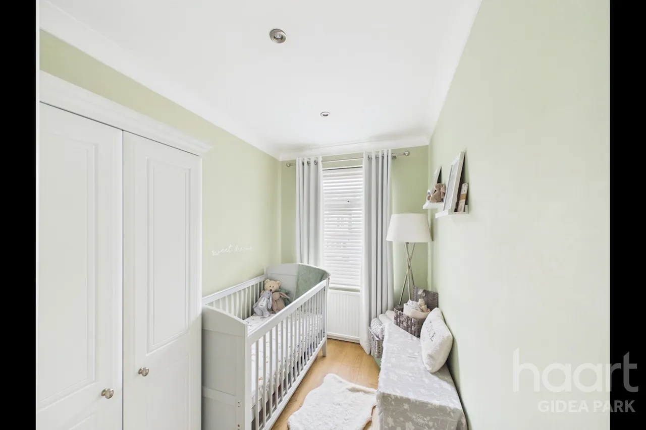 Lodge Avenue, Gidea Park, RM2, photo 11
