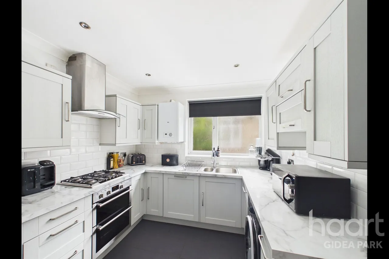 Lodge Avenue, Gidea Park, RM2, photo 5