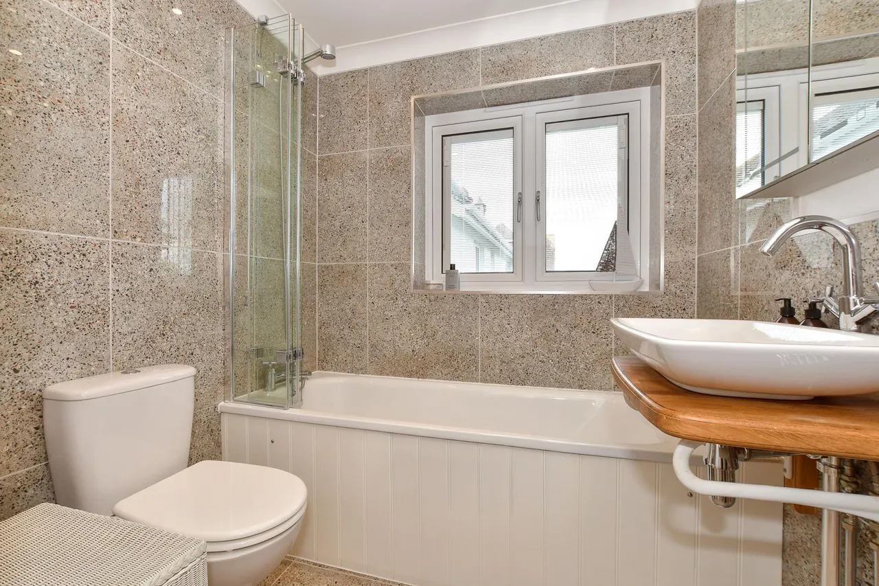 East Cowes, PO32, photo 13