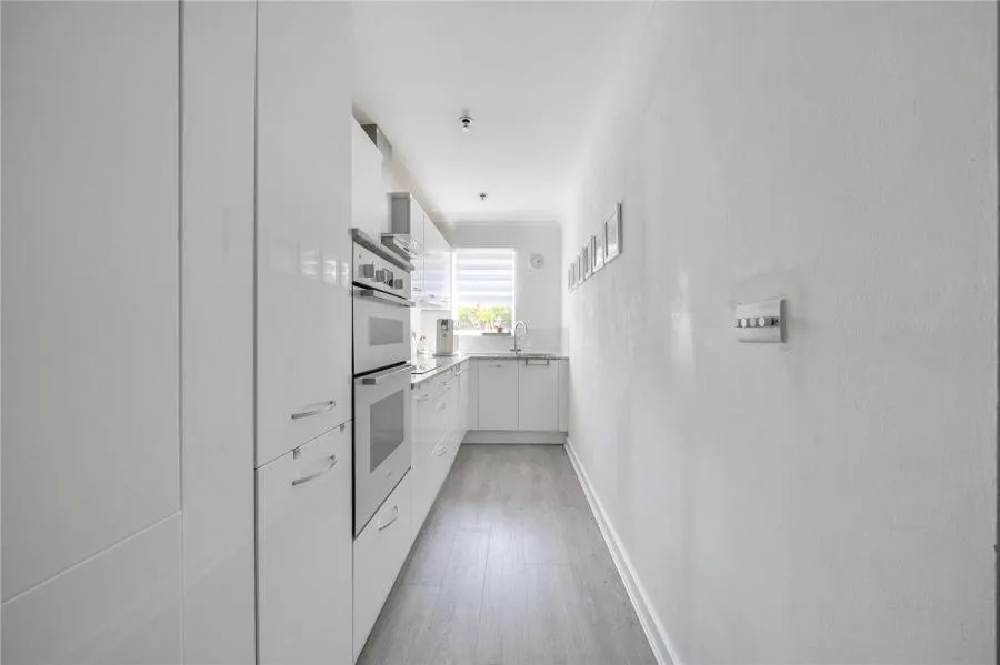 Smiles Place, Woking, GU22, photo 5