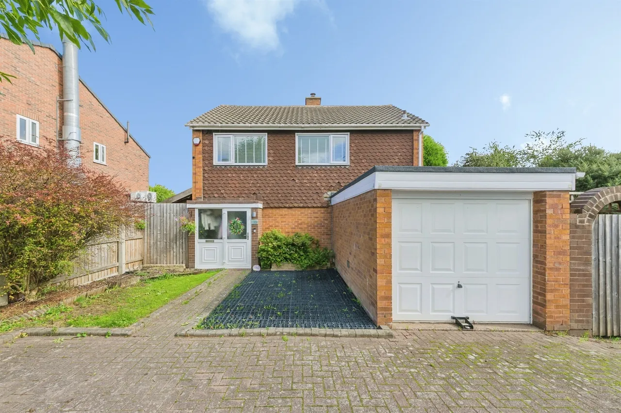 3 bed house for sale, Tamworth Road, Two Gates, B77