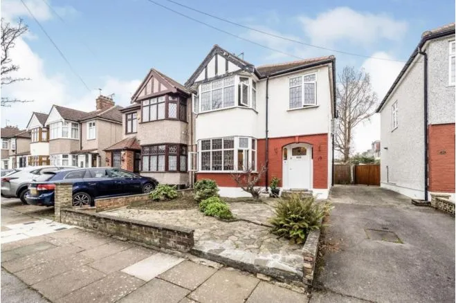 3 bed house for sale, Mapleleafe Gardens, Ilford, IG6
