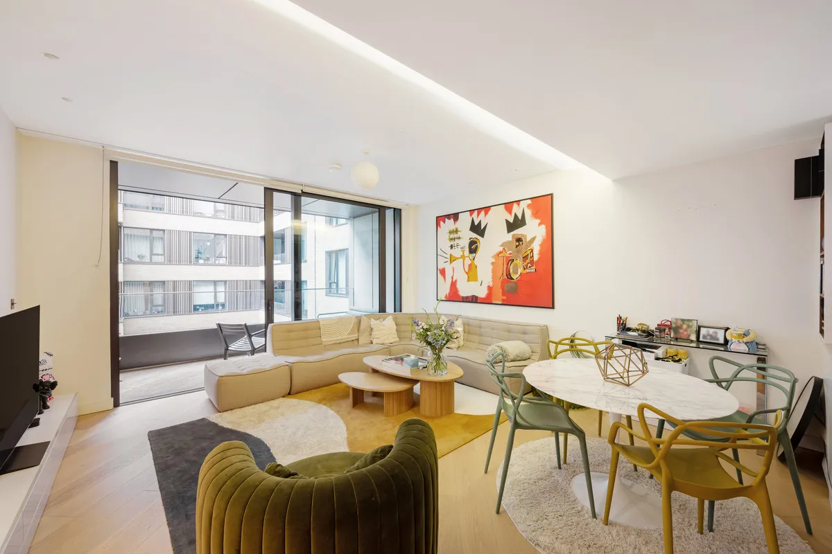 2 bed flat for sale, Wood Lane, London, W12