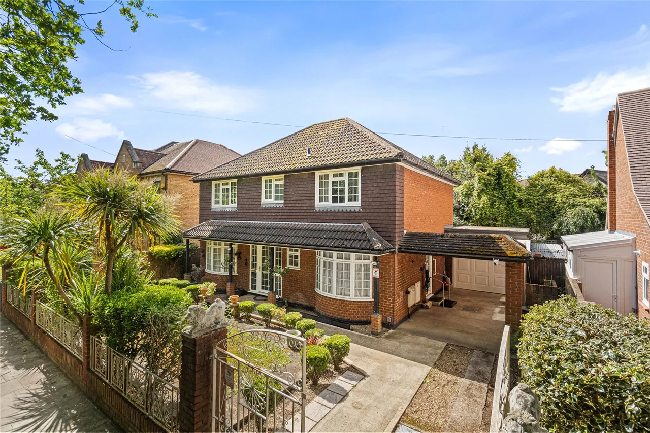 4 bed house for sale — Burtons Road, Hampton, TW12 1DX