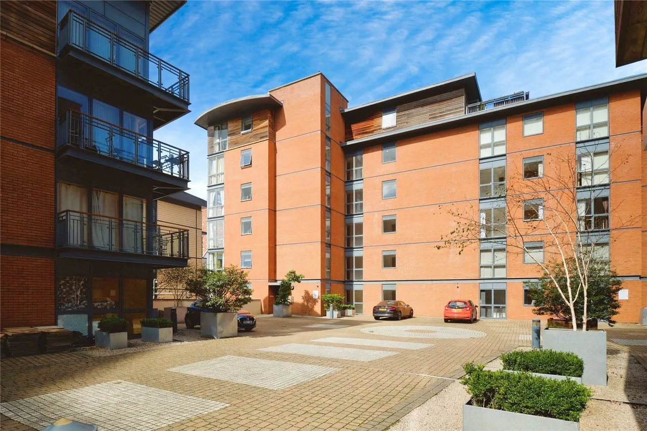 2 bed flat for sale, Waterfront Walk, Birmingham, B1