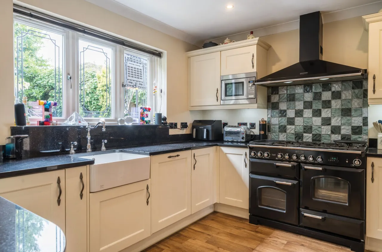 Hoggarth Close, Petersfield, GU31, photo 5