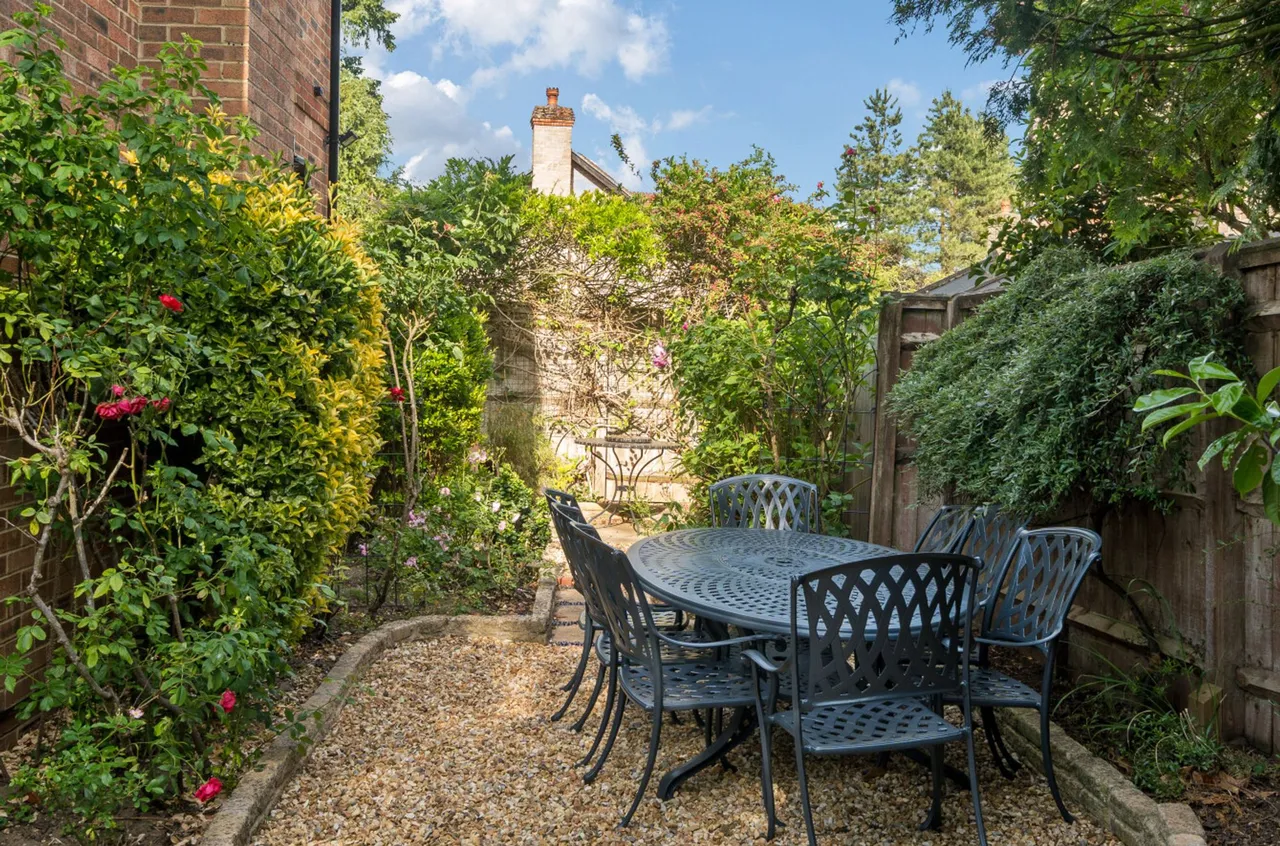 Hoggarth Close, Petersfield, GU31, photo 22