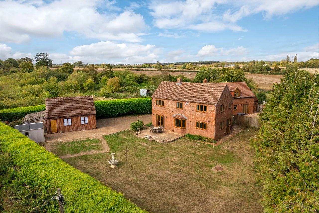 4 bed house for sale, Northampton Road, Lavendon, MK46