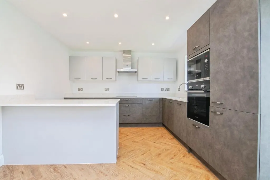 Wannock Gardens, (chigwell Border), IG6 2SH, photo 3