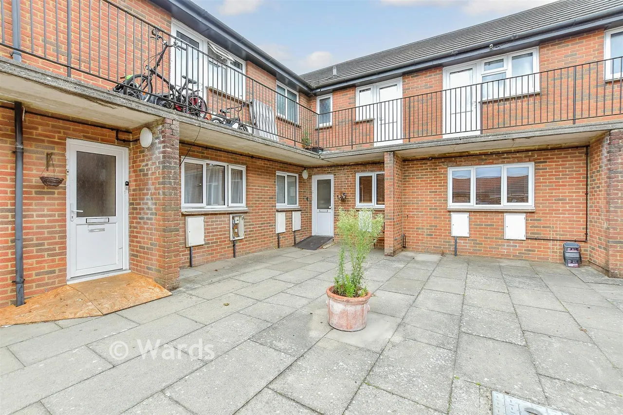 2 bed flat for sale, Old Park Avenue, Canterbury, CT1